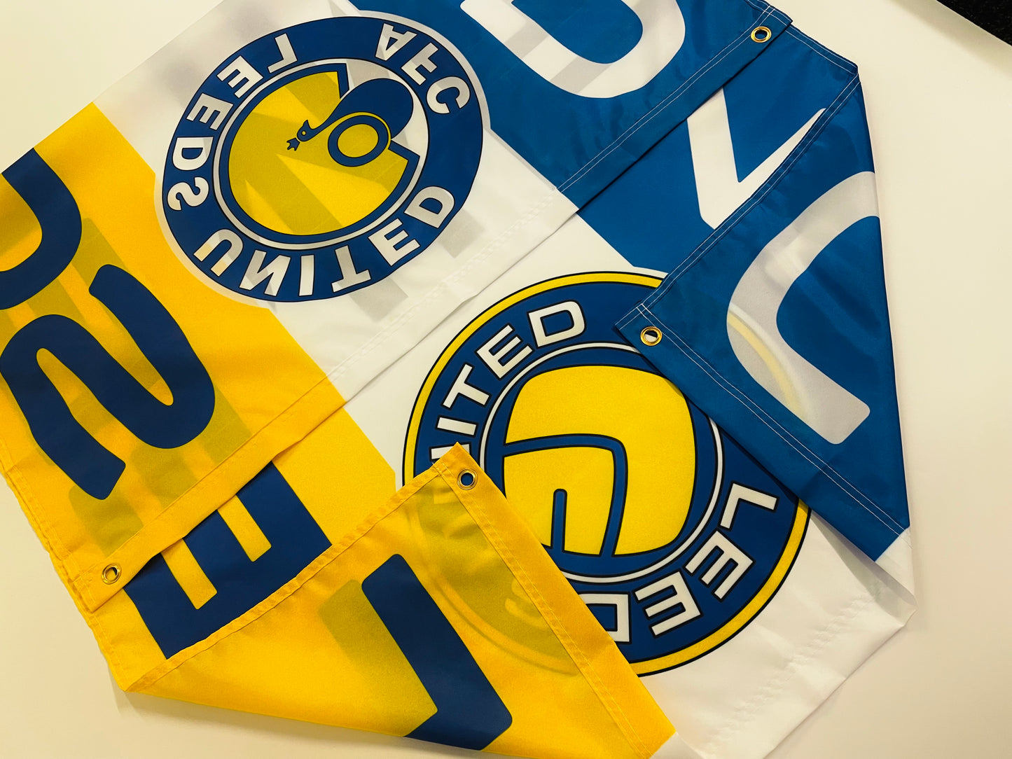 LEEDS - 'LEEDS SMILEY PEACOCK' FLAG (LU09)