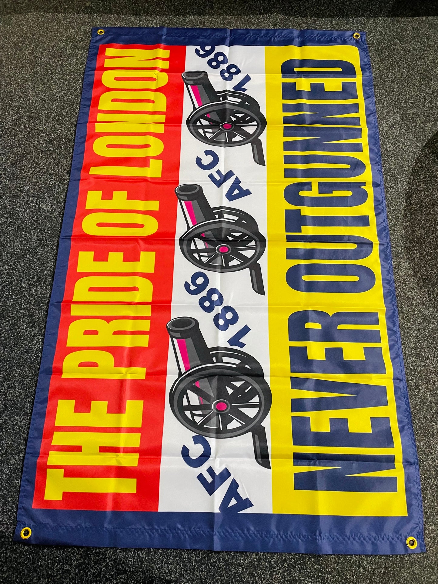 ARSENAL - 'NEVER OUTGUNNED' FLAG (AR02)
