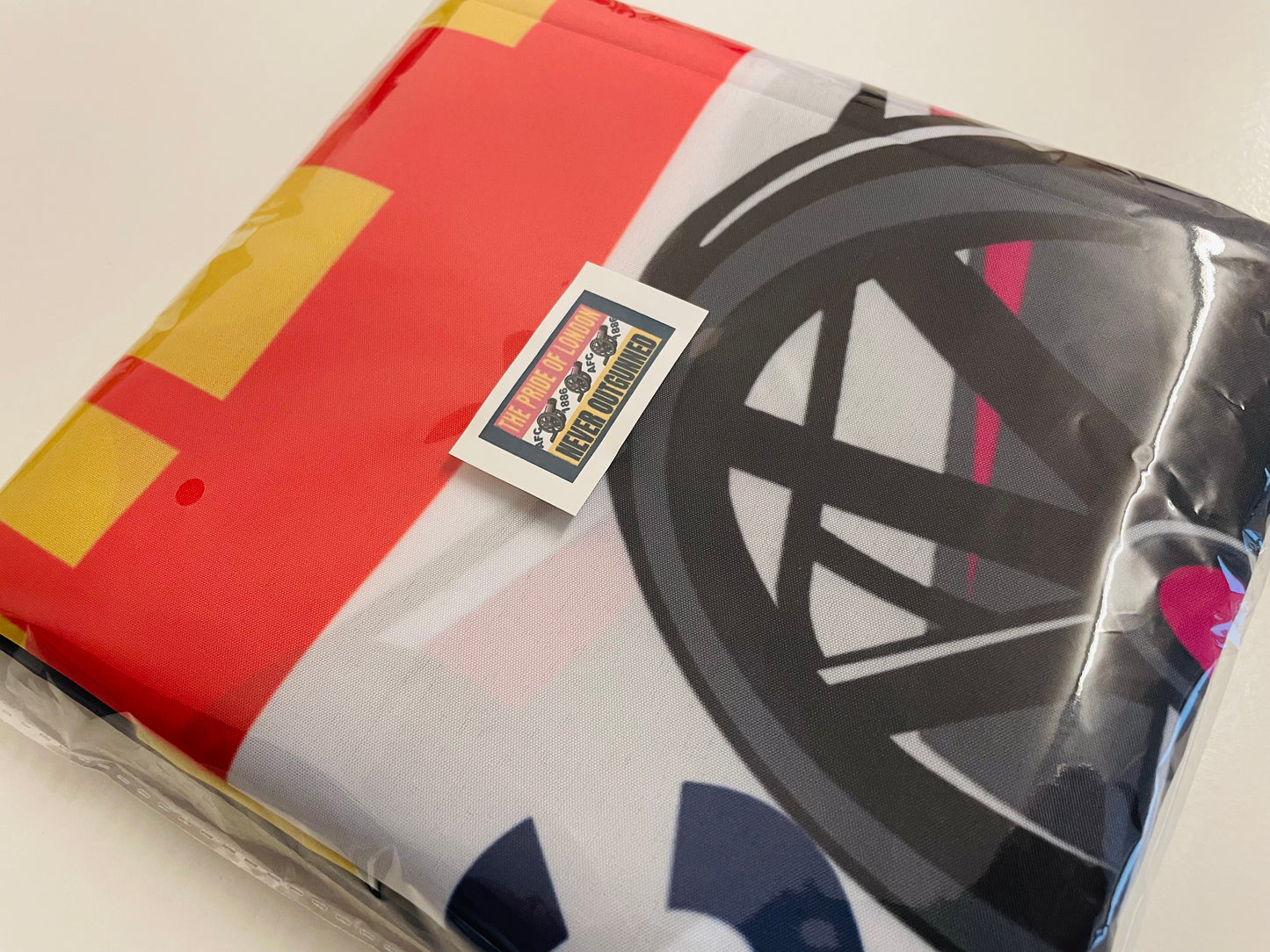ARSENAL - 'NEVER OUTGUNNED' FLAG (AR02)