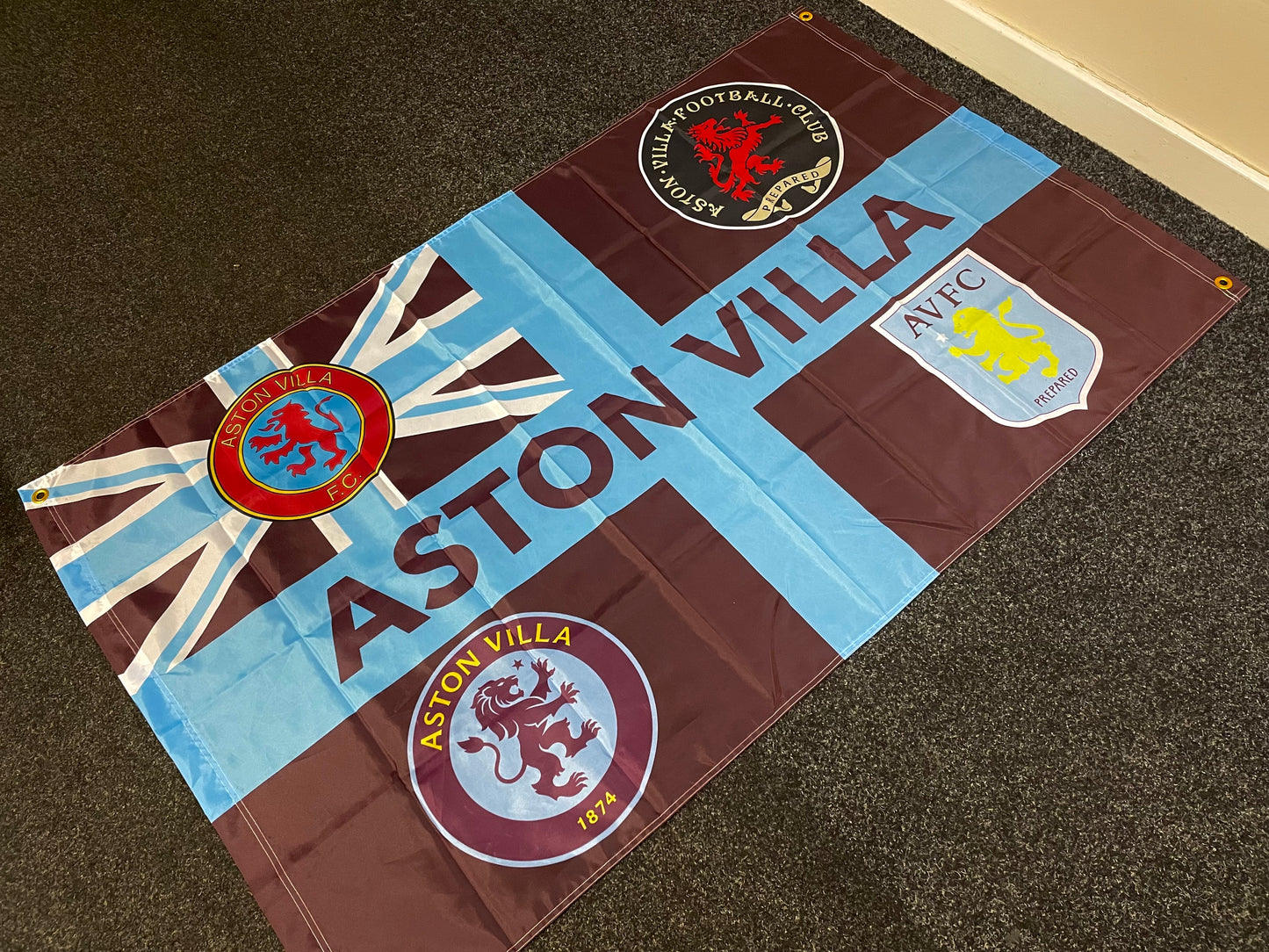 VILLA - 'CLASSIC VILLA RETRO BADGES' FLAG CLARET (VIL07)