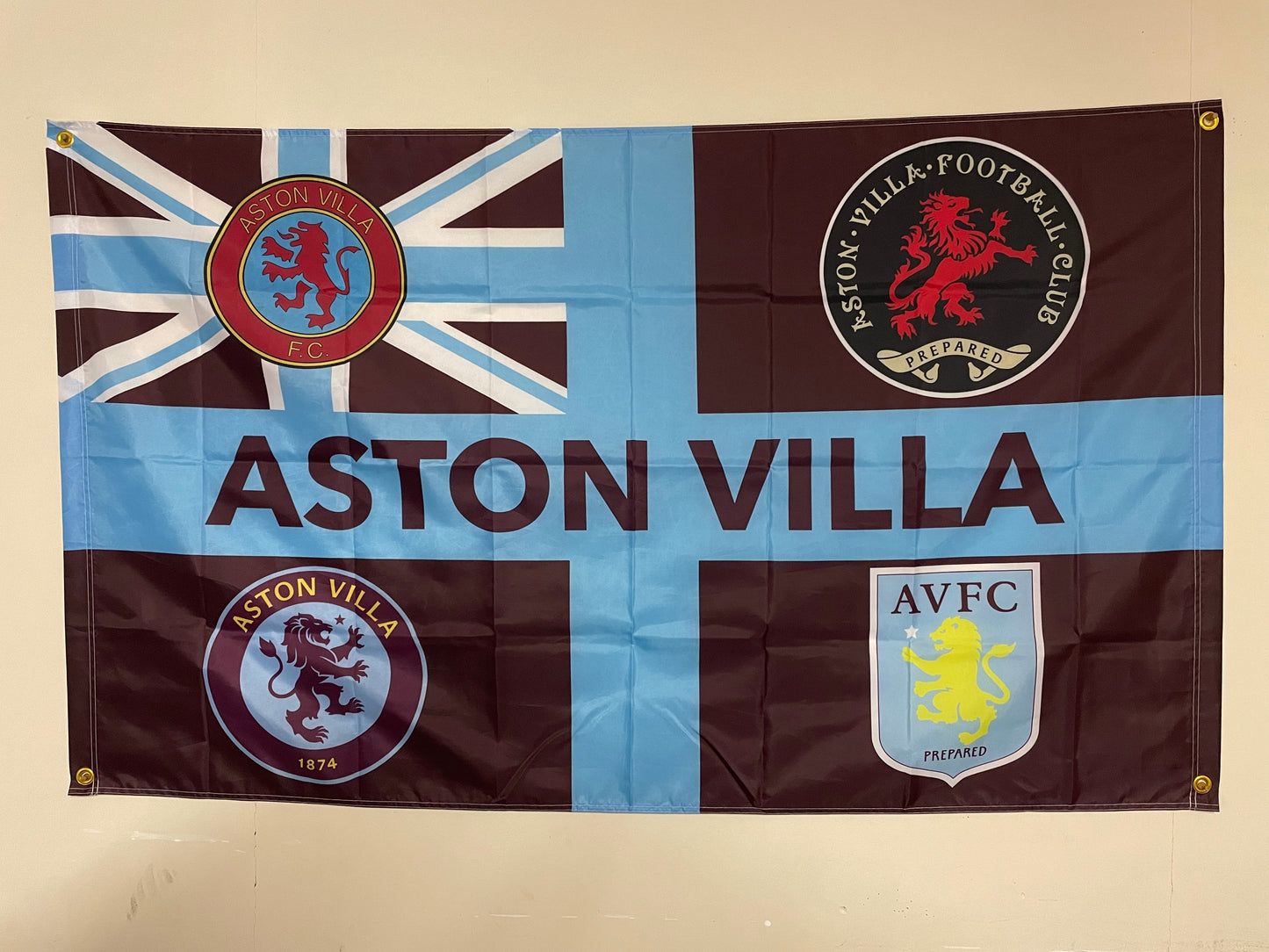 VILLA - 'CLASSIC VILLA RETRO BADGES' FLAG CLARET (VIL07)