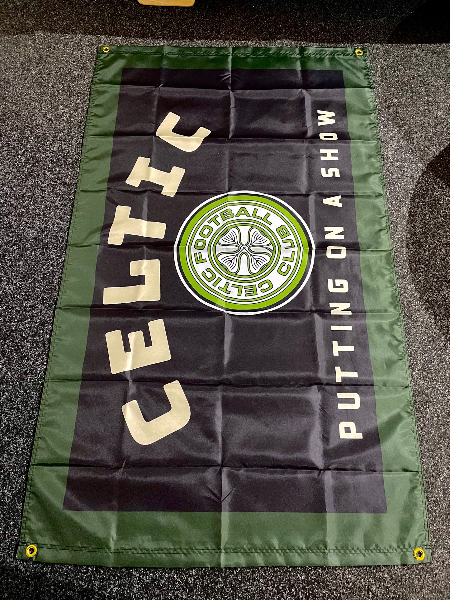 CELTIC - PUTTING ON A SHOW FLAG - BLACK (CEL22)