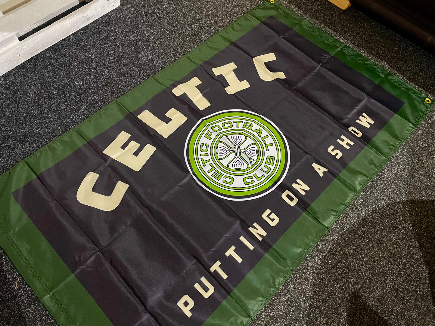 CELTIC - PUTTING ON A SHOW FLAG - BLACK (CEL22)