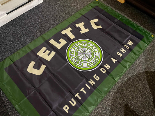CELTIC - PUTTING ON A SHOW FLAG - BLACK (CEL22)
