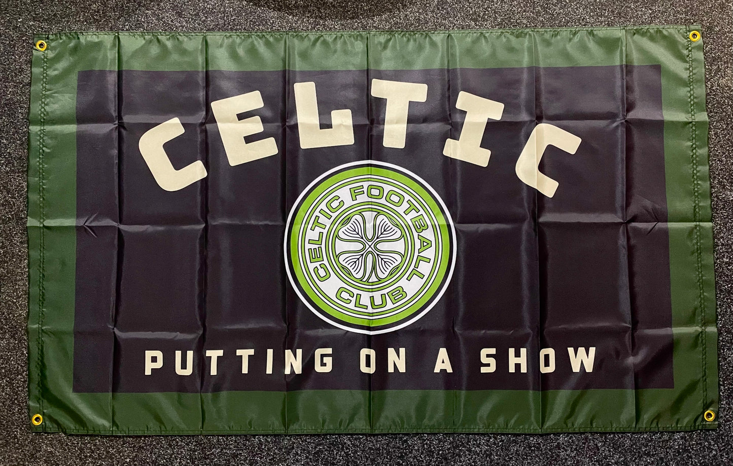 CELTIC - PUTTING ON A SHOW FLAG - BLACK (CEL22)