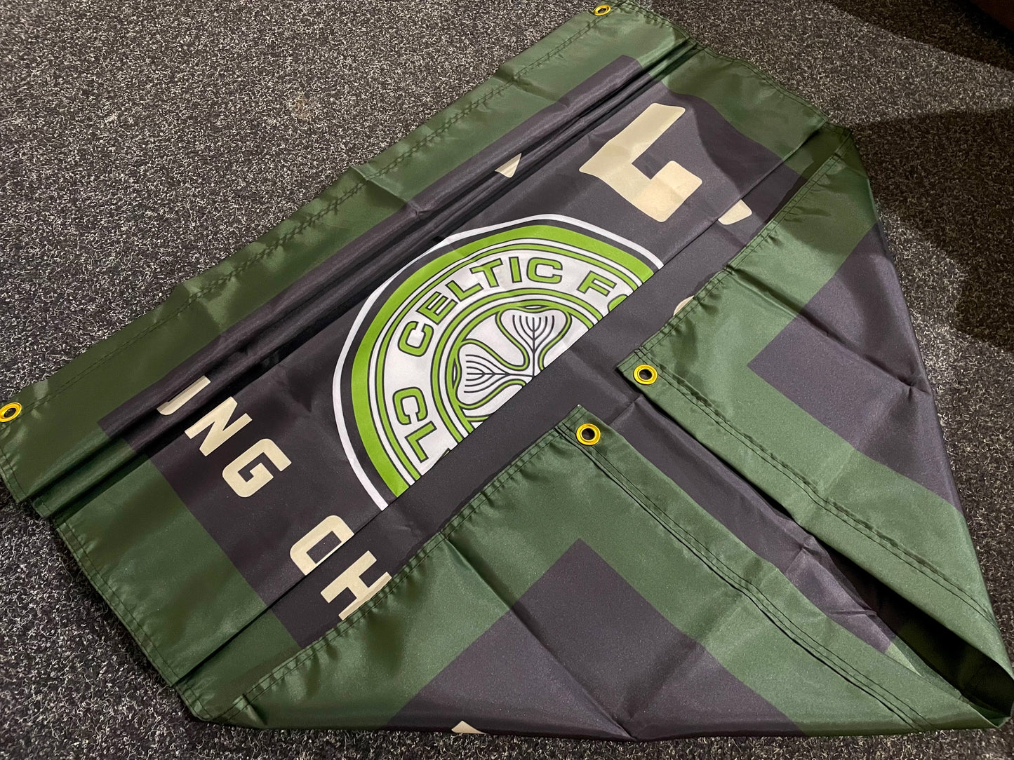 CELTIC - PUTTING ON A SHOW FLAG - BLACK (CEL22)