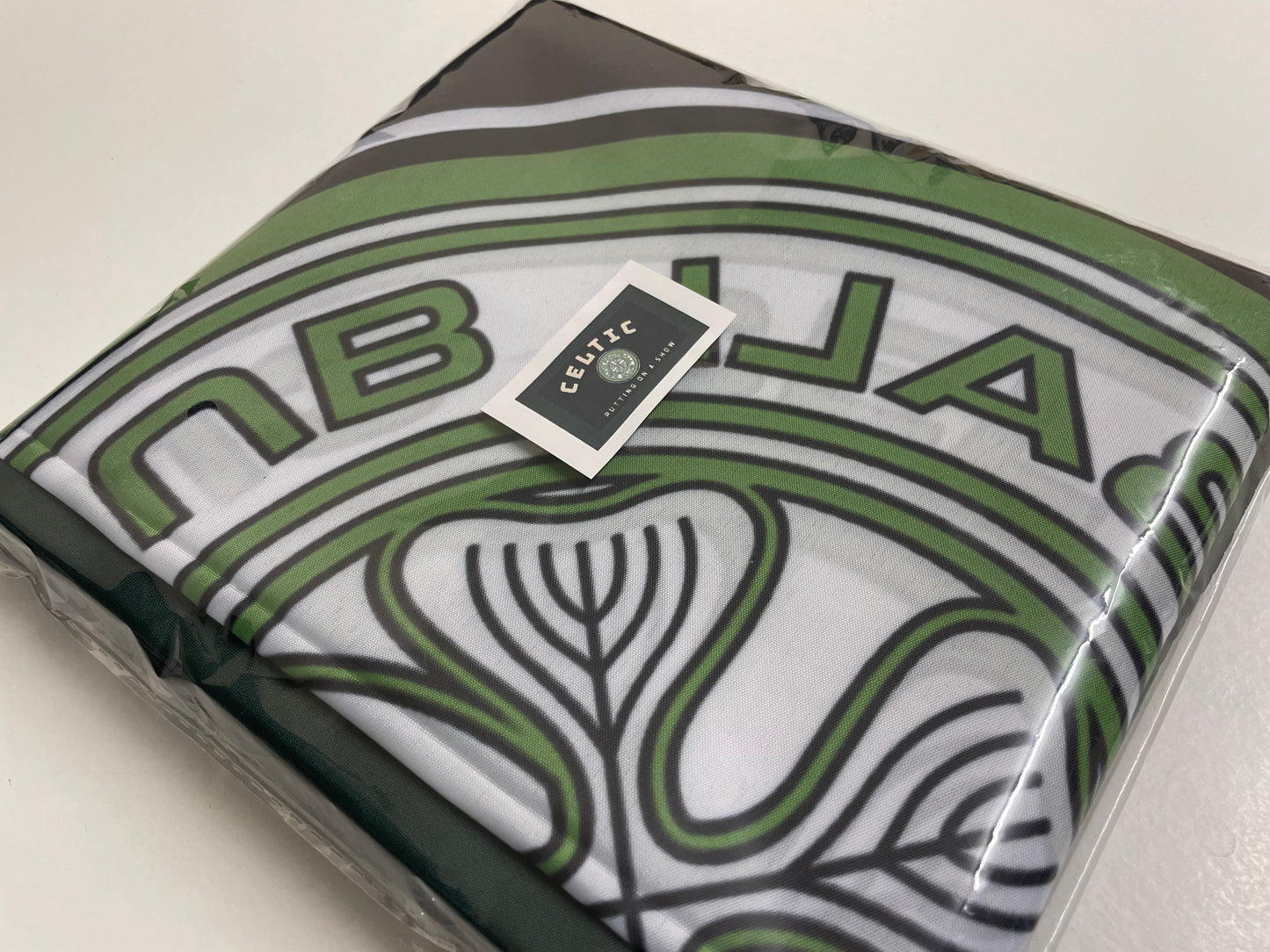 CELTIC - PUTTING ON A SHOW FLAG - BLACK (CEL22)