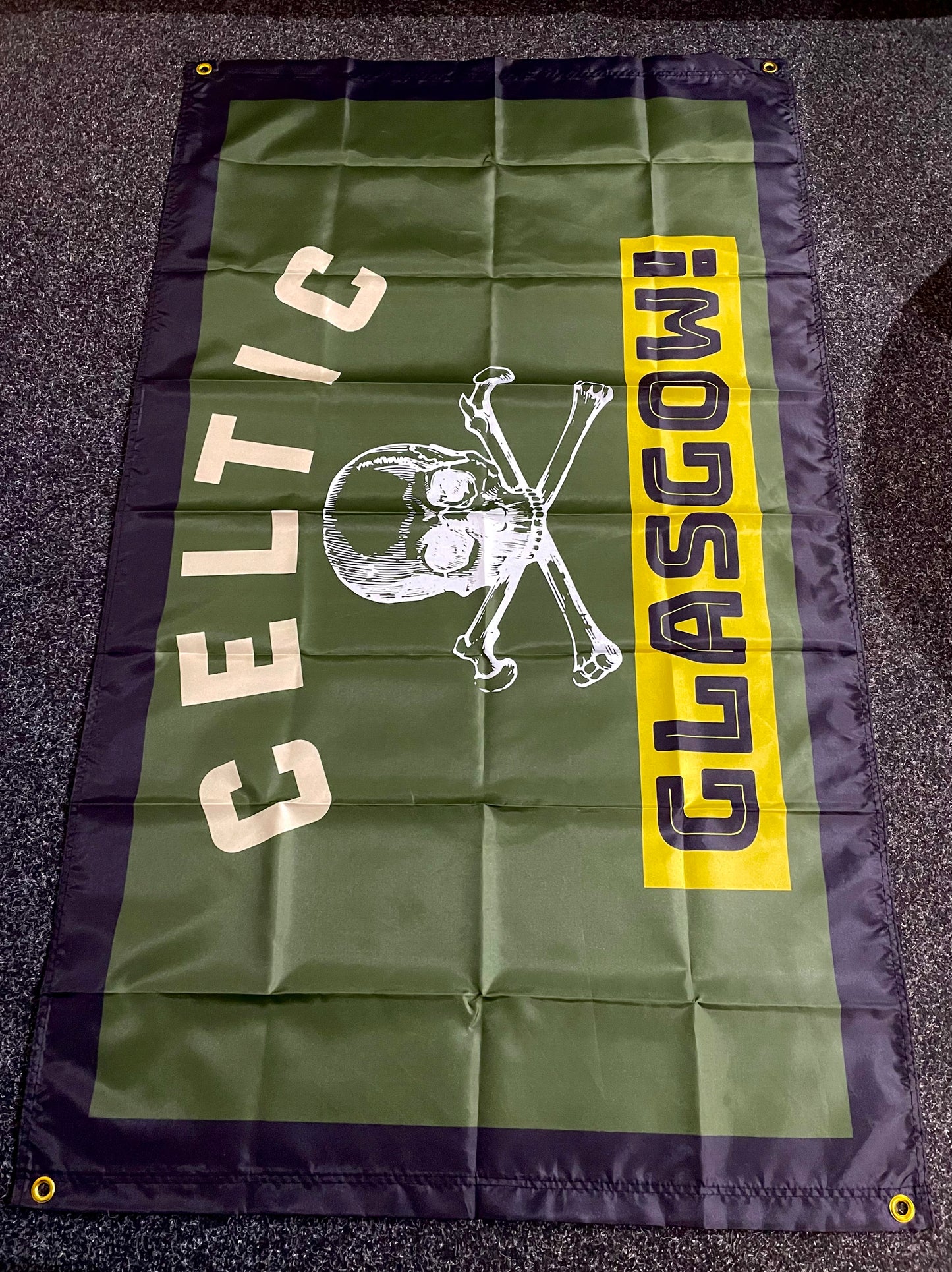 CELTIC - CELTIC GLASGOW CROSSBONES FLAG - GREEN (CEL13)