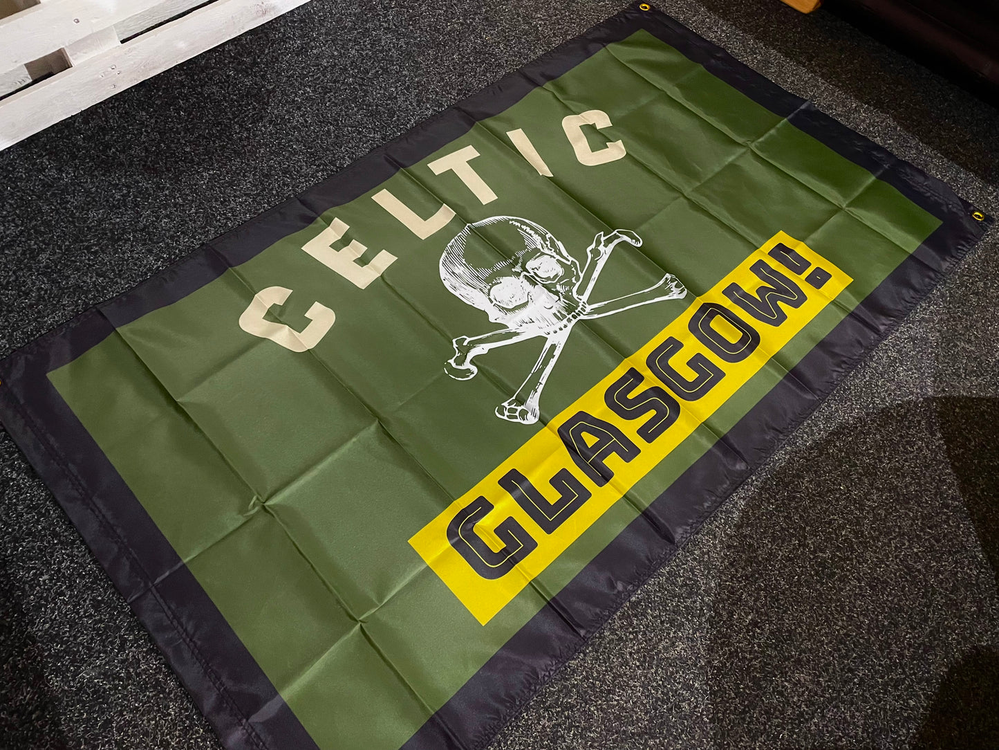 CELTIC - CELTIC GLASGOW CROSSBONES FLAG - GREEN (CEL13)