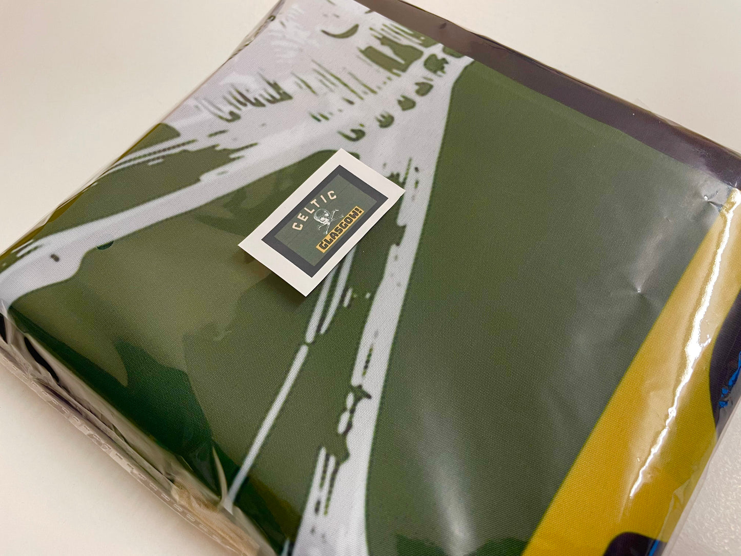 CELTIC - CELTIC GLASGOW CROSSBONES FLAG - GREEN (CEL13)