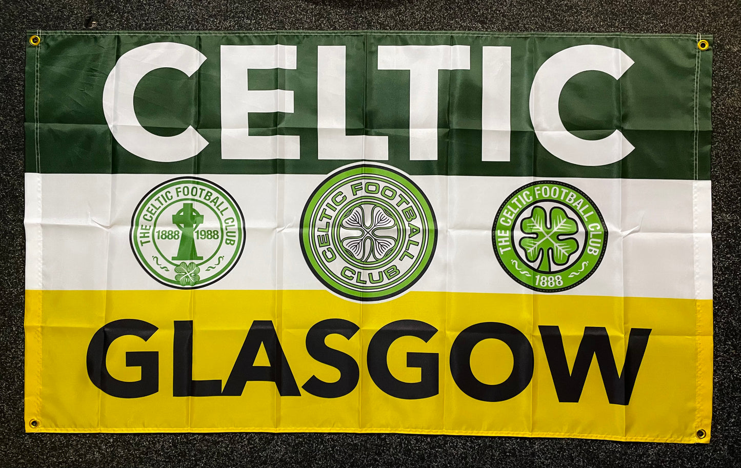 CELTIC - RETRO BADGES FLAG (CEL23)
