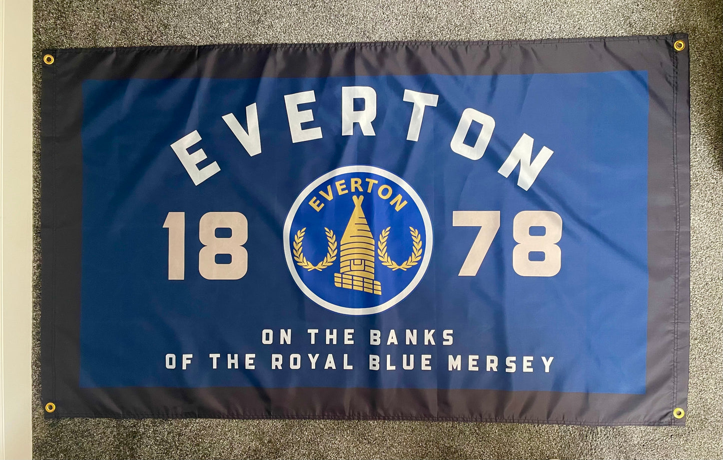EVERTON 'ON THE BANKS FLAG' NAVY BLACK EV20