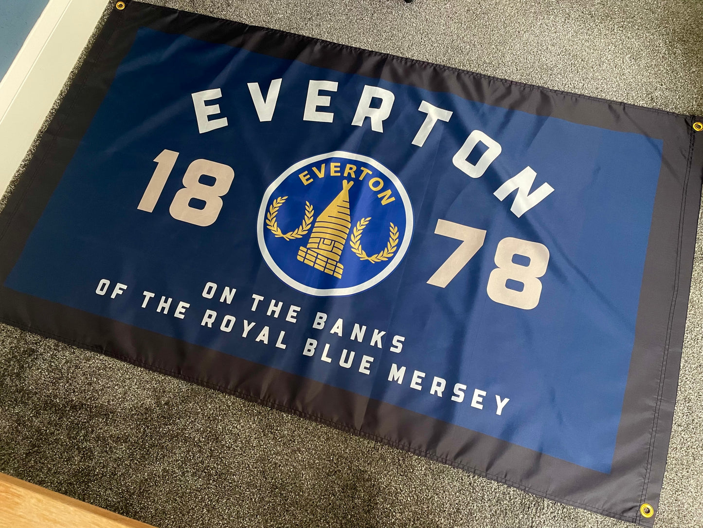 EVERTON 'ON THE BANKS FLAG' NAVY BLACK EV20