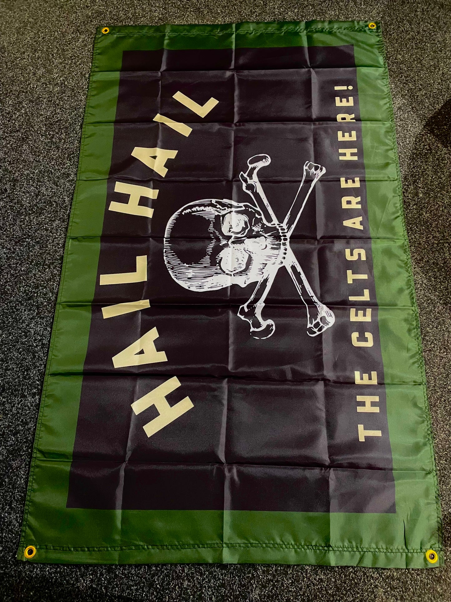 CELTIC - HAIL HAIL CROSSBONES FLAG - BLACK (CEL19)
