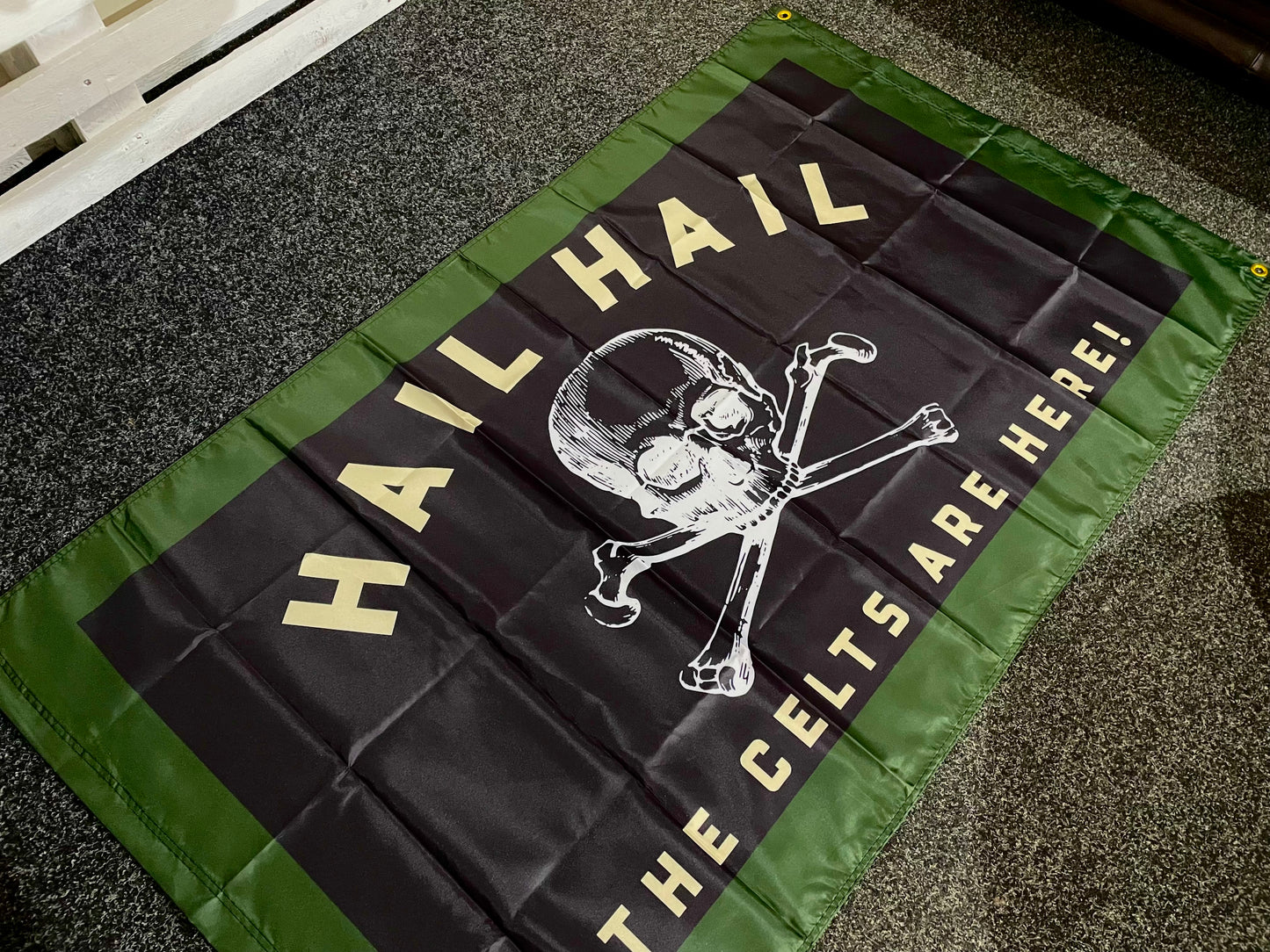 CELTIC - HAIL HAIL CROSSBONES FLAG - BLACK (CEL19)