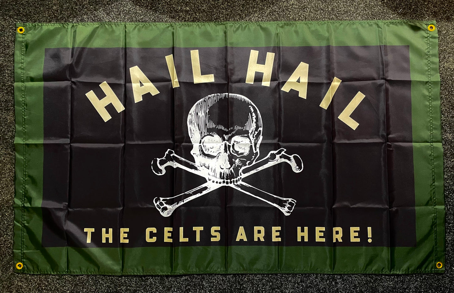 CELTIC - HAIL HAIL CROSSBONES FLAG - BLACK (CEL19)