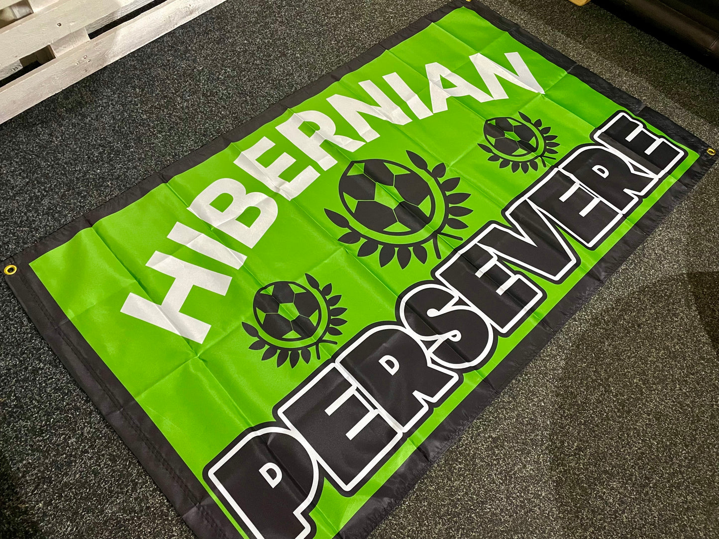 HIBERNIAN - PERSEVERE FLAG HIB08