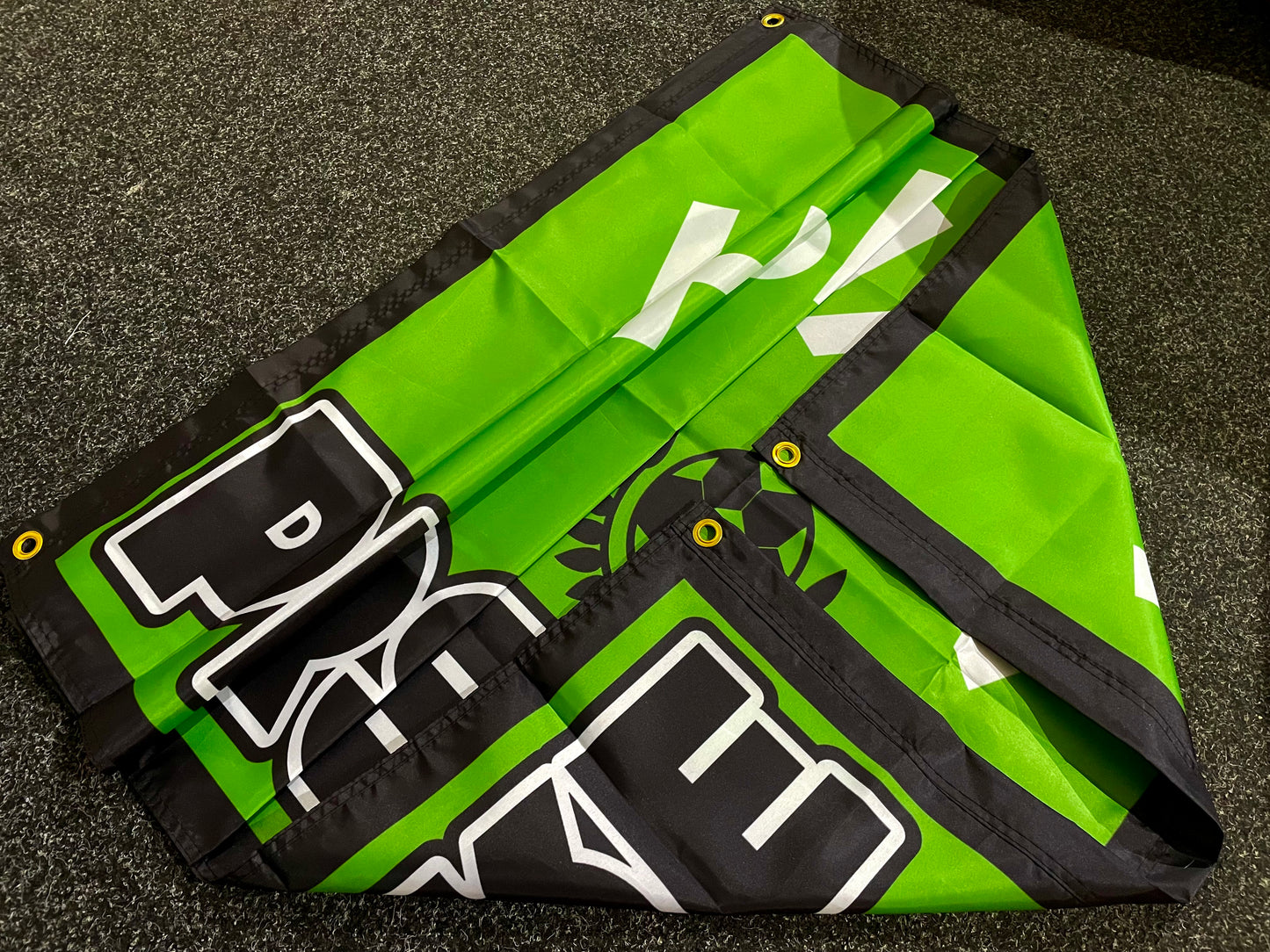 HIBERNIAN - PERSEVERE FLAG HIB08