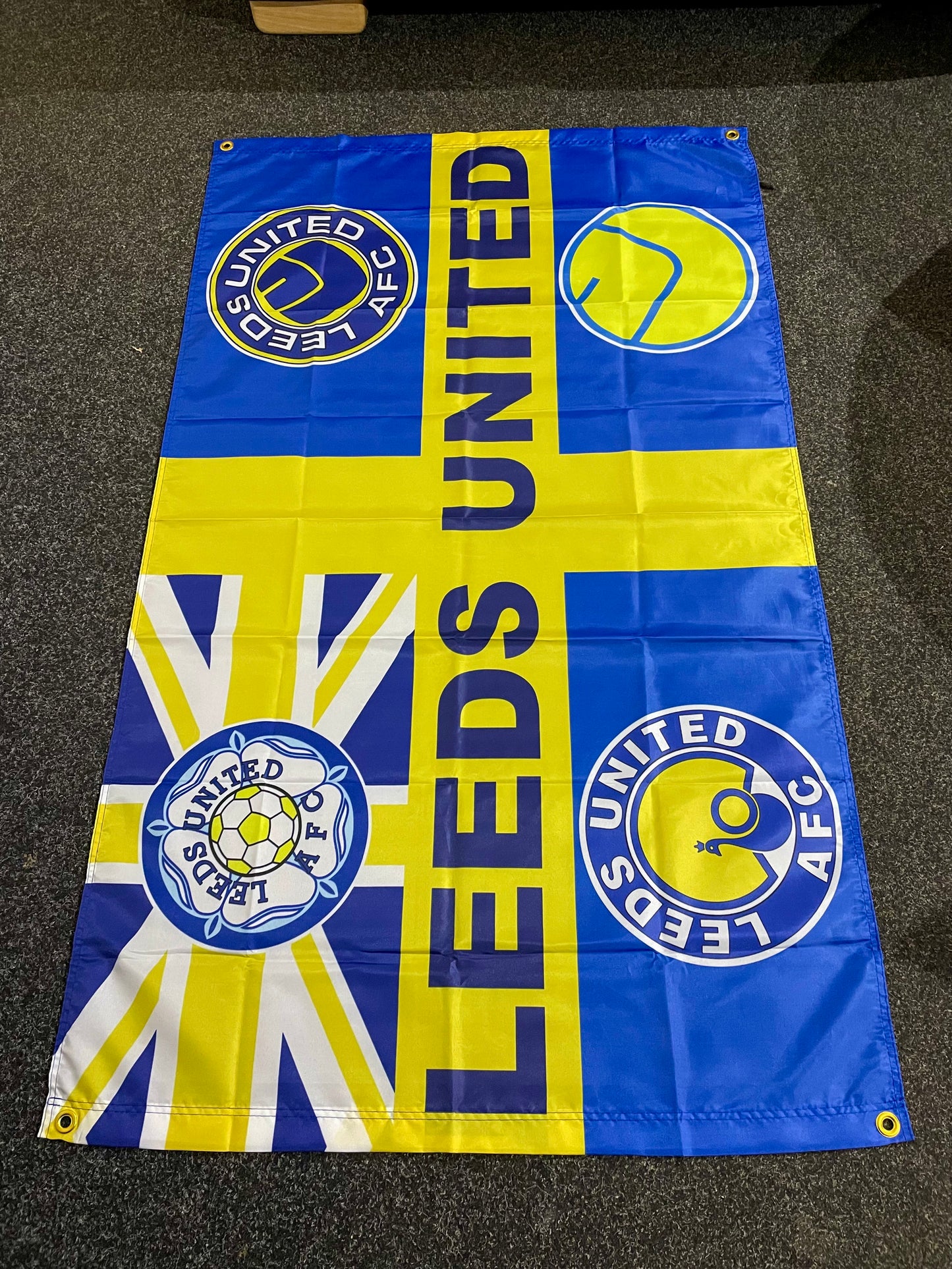 LEEDS - 'RETRO BADGE UNION JACK - BLUE' FLAG (LU07)