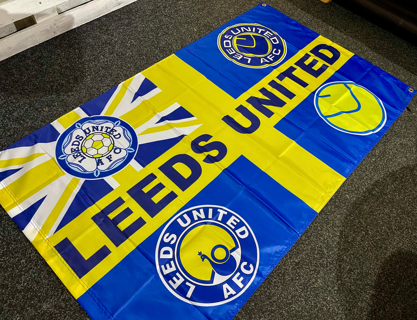 LEEDS - 'RETRO BADGE UNION JACK - BLUE' FLAG (LU07)