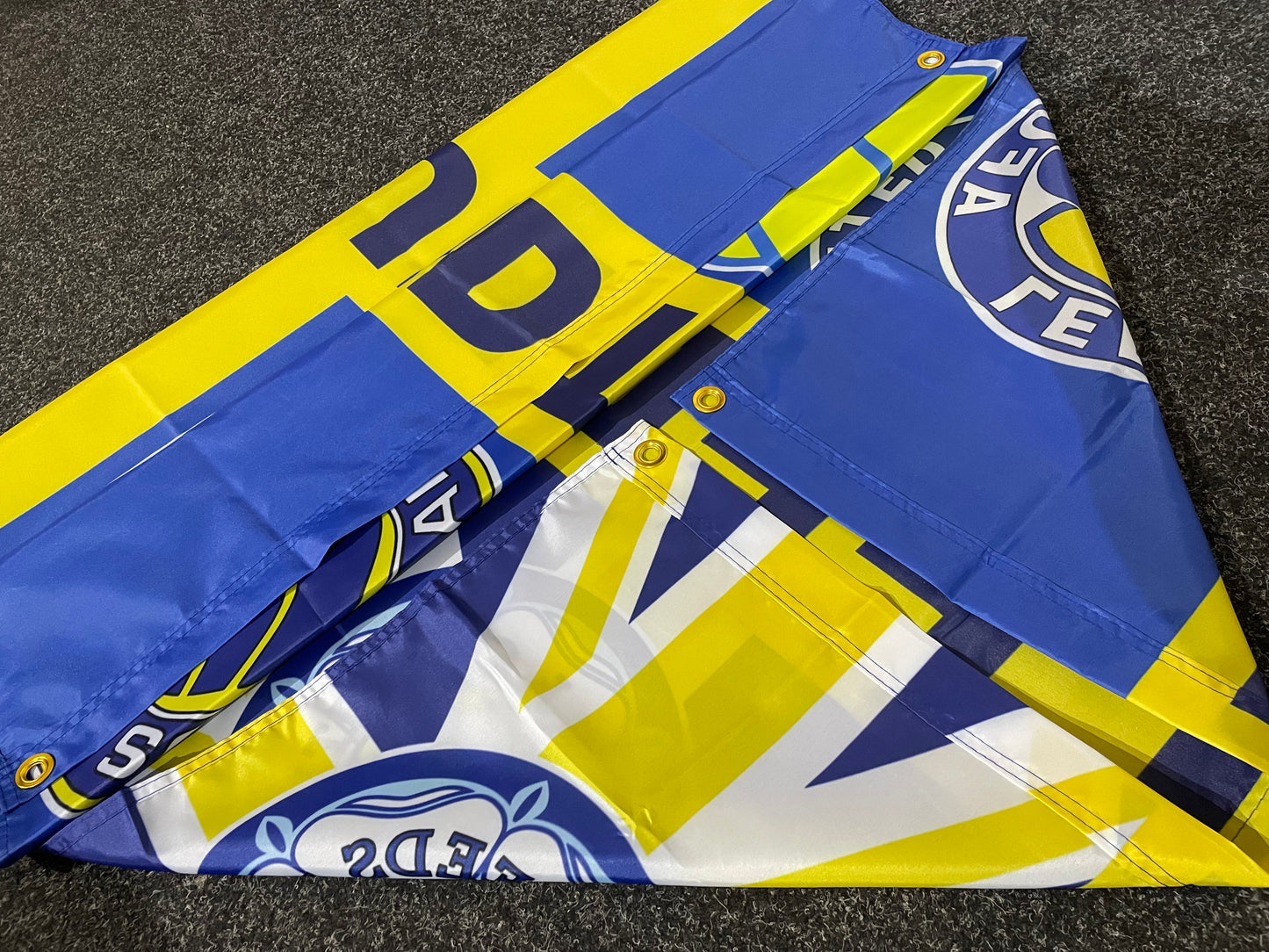 LEEDS - 'RETRO BADGE UNION JACK - BLUE' FLAG (LU07)
