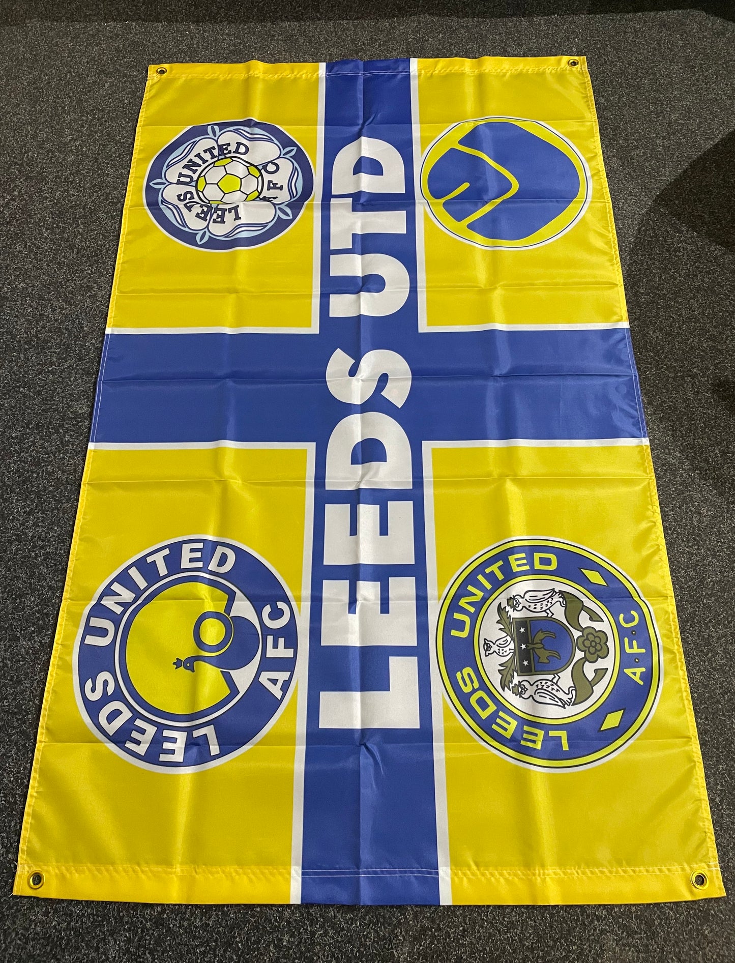 LEEDS - 'RETRO BADGES ST GEORGE' FLAG YELLOW (LU33)