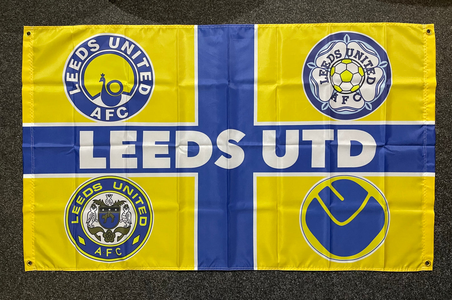 LEEDS - 'RETRO BADGES ST GEORGE' FLAG YELLOW (LU33)
