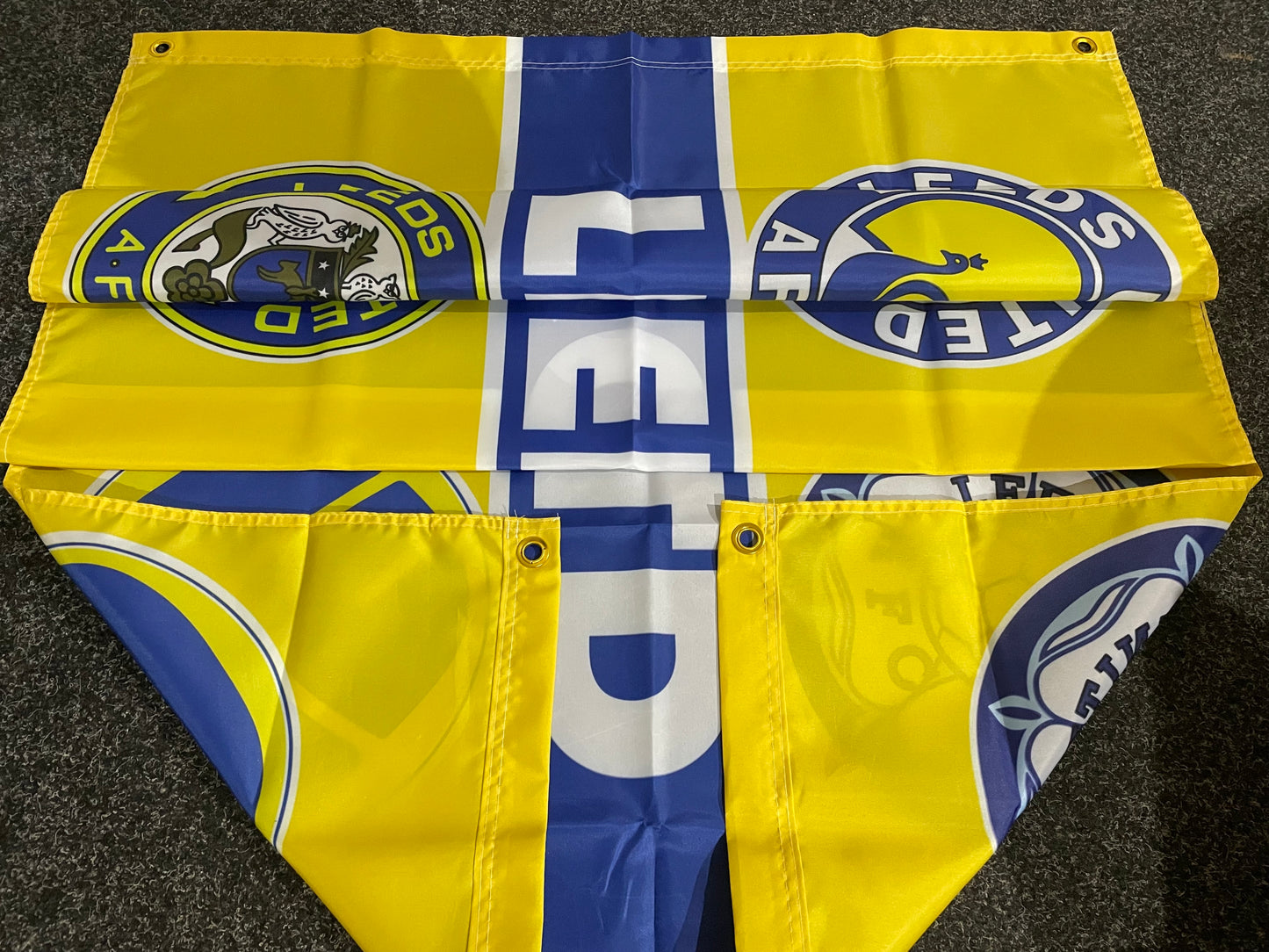 LEEDS - 'RETRO BADGES ST GEORGE' FLAG YELLOW (LU33)