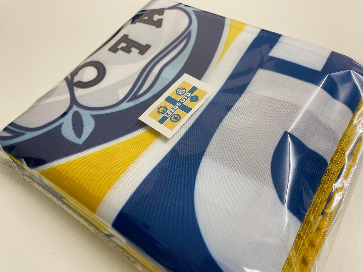 LEEDS - 'RETRO BADGES ST GEORGE' FLAG YELLOW (LU33)