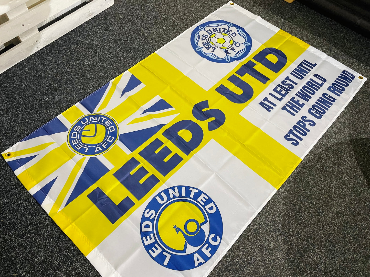 LEEDS - 'AT LEAST UNTIL' FLAG - WHITE (LU32)