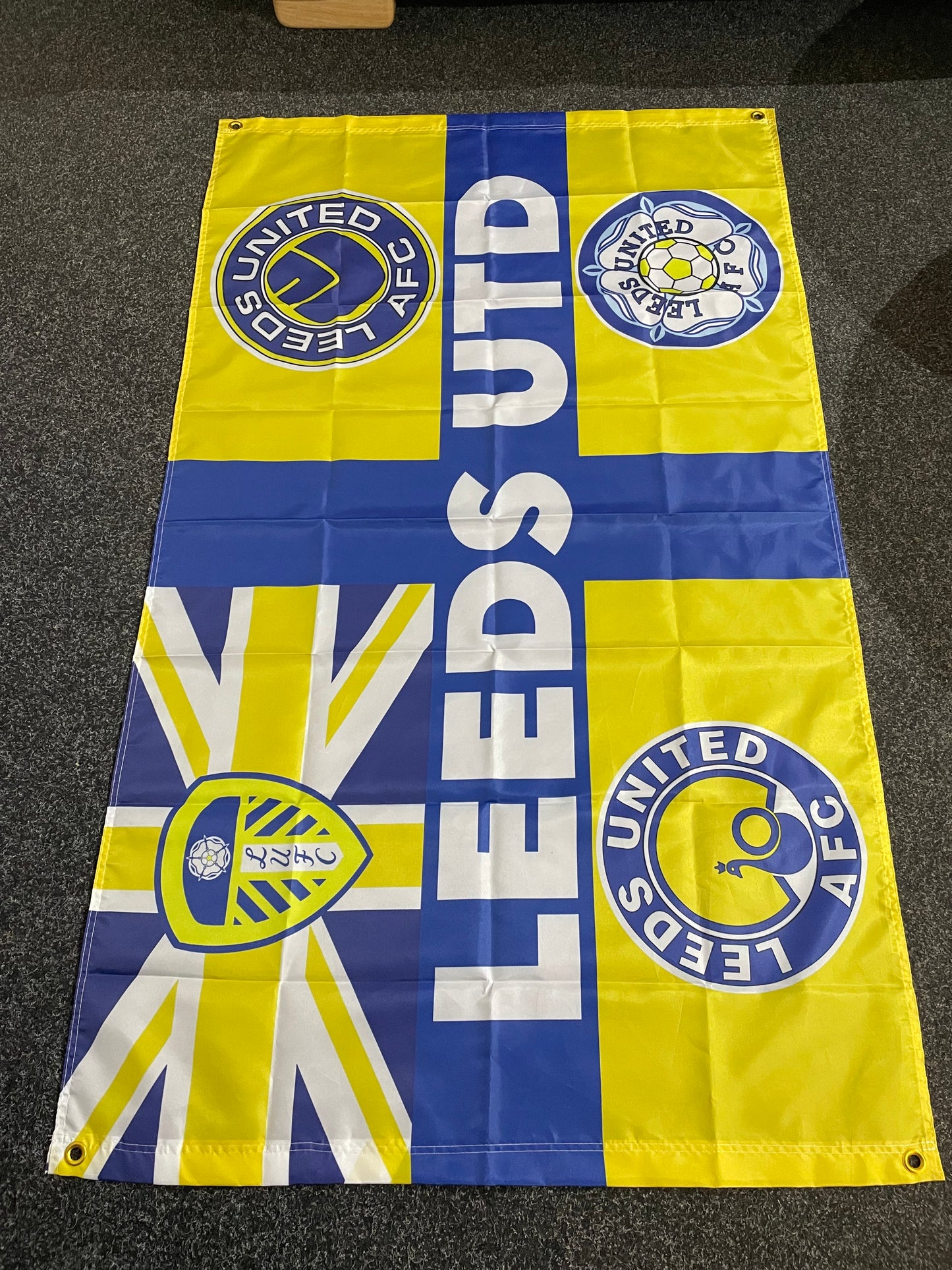 LEEDS - 'RETRO BADGE UNION JACK - YELLOW' FLAG (LU13)