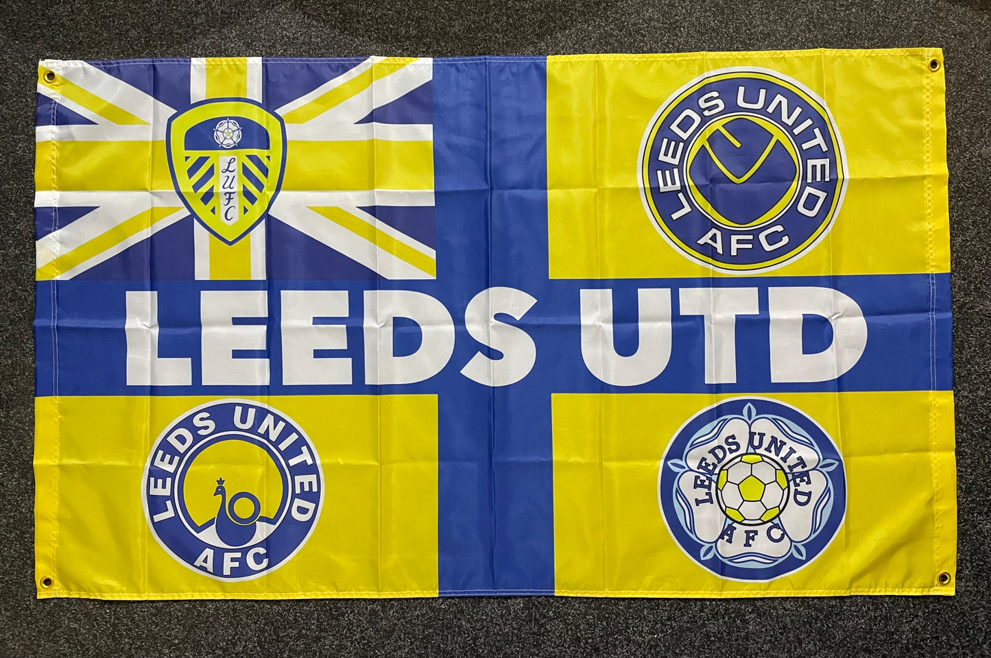 LEEDS - 'RETRO BADGE UNION JACK - YELLOW' FLAG (LU13)