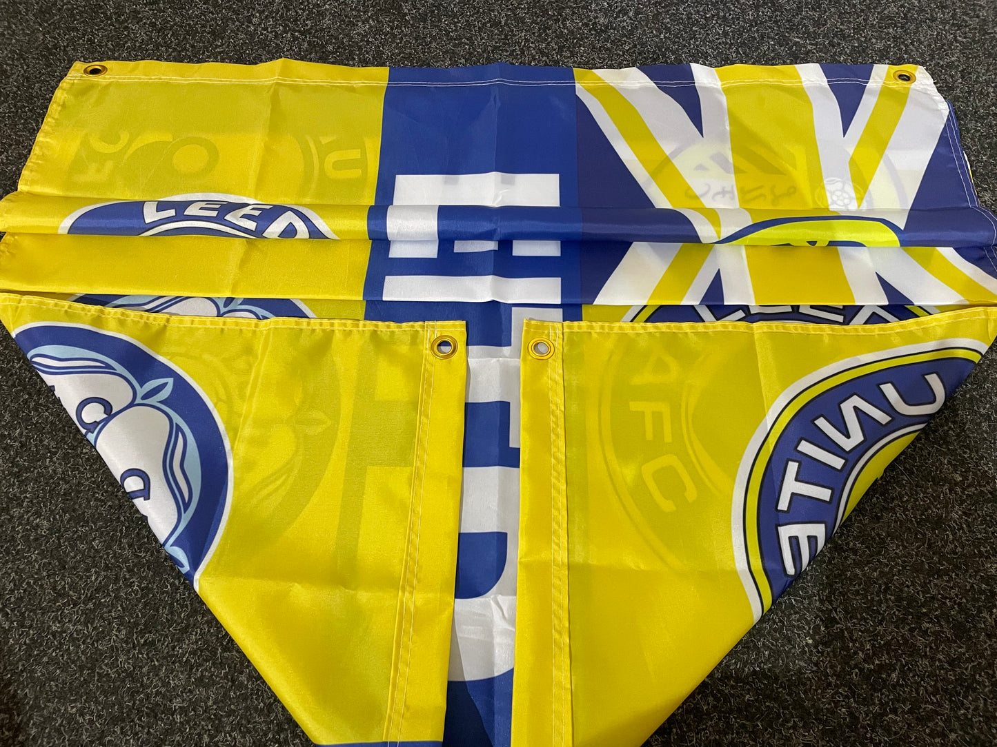 LEEDS - 'RETRO BADGE UNION JACK - YELLOW' FLAG (LU13)