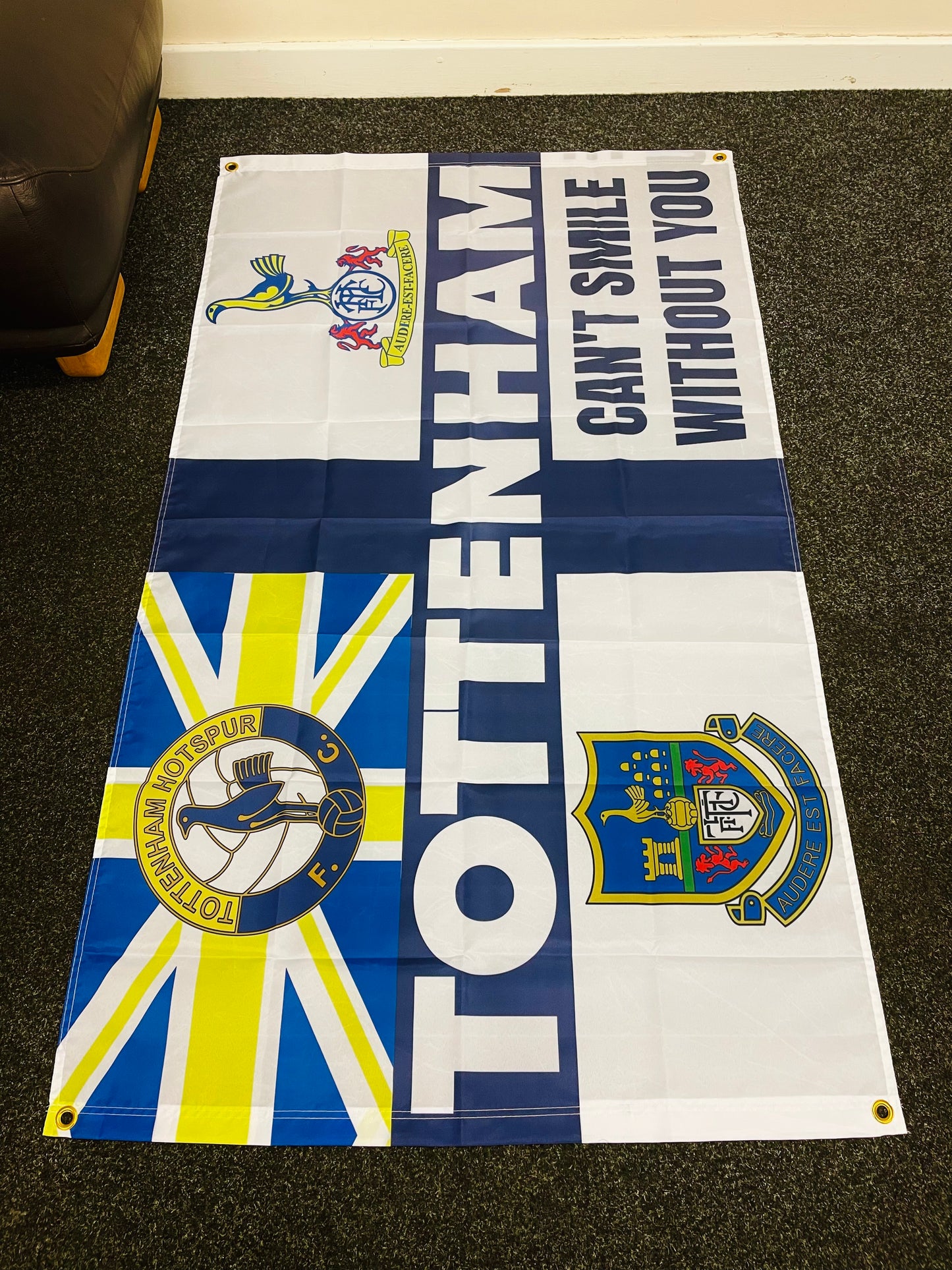 TOTTENHAM - CAN'T SMILE FLAG - WHITE (TOT10)