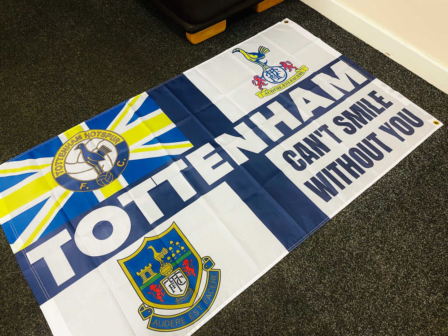 TOTTENHAM - CAN'T SMILE FLAG - WHITE (TOT10)