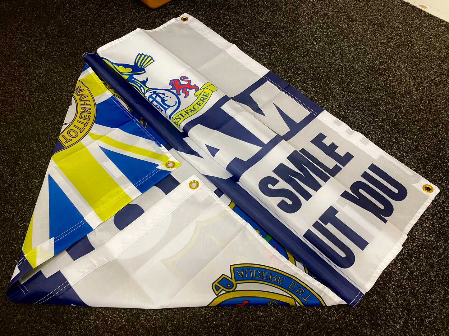 TOTTENHAM - CAN'T SMILE FLAG - WHITE (TOT10)