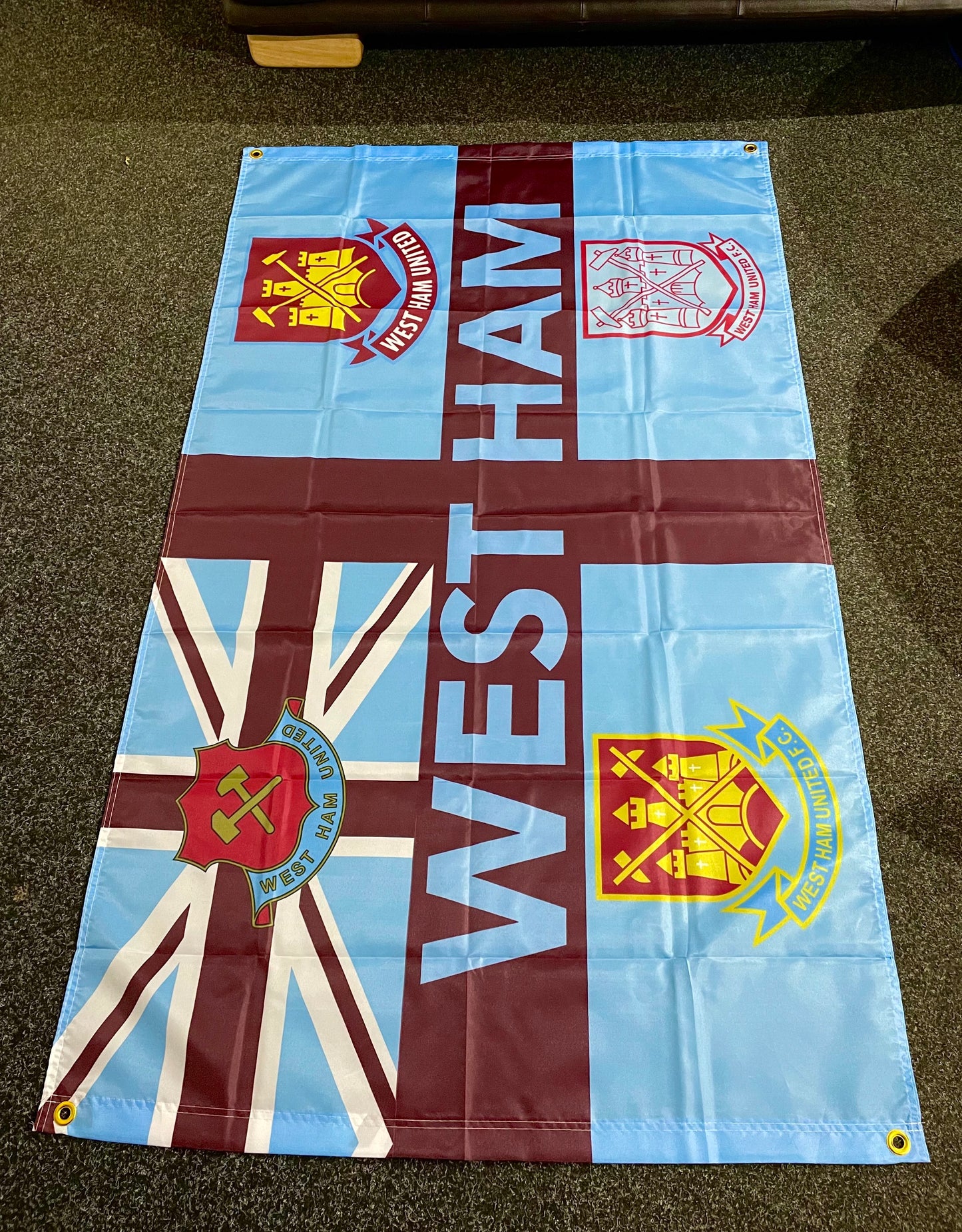 WEST HAM - 'RETRO BADGES CLASSIC' FLAG LIGHT BLUE (WES04)