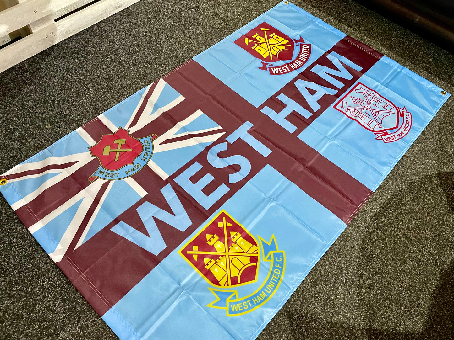 WEST HAM - 'RETRO BADGES CLASSIC' FLAG LIGHT BLUE (WES04)