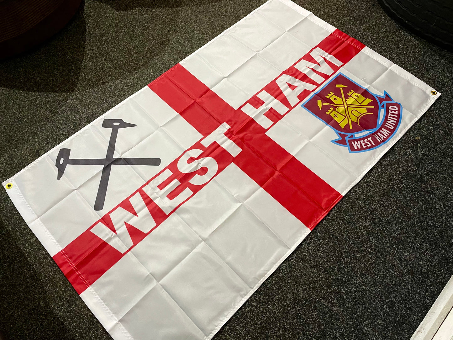 WEST HAM - 'RETRO BADGES ST GEORGE' FLAG (WES01)