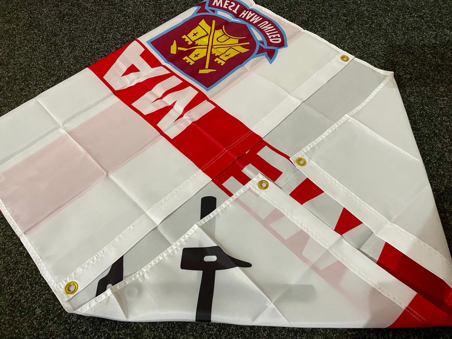 WEST HAM - 'RETRO BADGES ST GEORGE' FLAG (WES01)